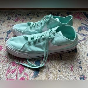 Nike Women’s Seafoam Canvas Low Top Shoes Size 9